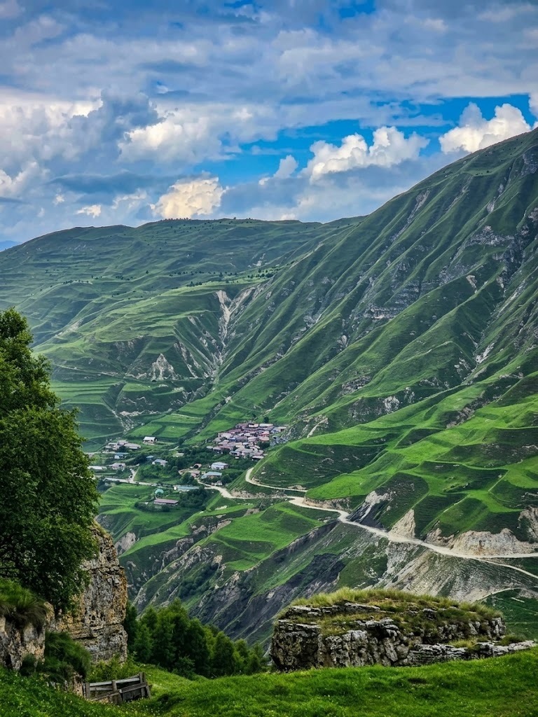 Зеленые горные склоны и высокогорный аул
